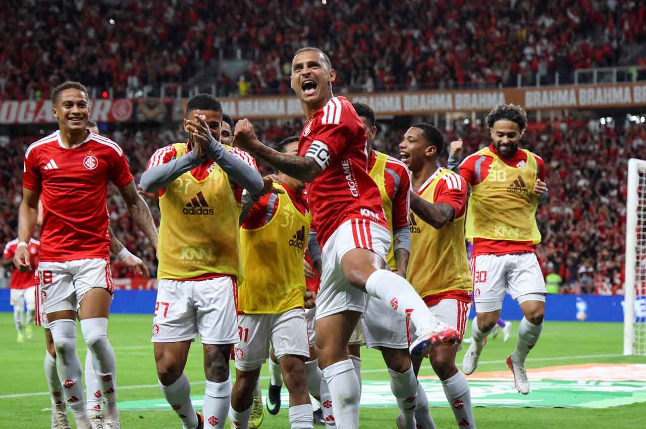 Internacional abre vantagem de 2 a 0 contra o Corinthians Internacional abre vantagem de 2 a 0 contra o Corinthians
