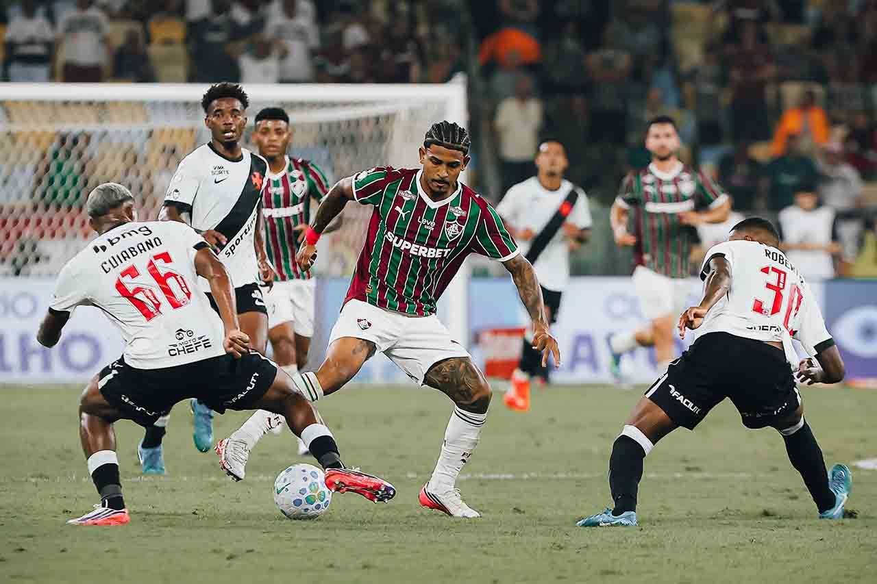 John Kennedy deixa campo chorando e preocupa o Fluminense John Kennedy deixa campo chorando e preocupa o Fluminense
