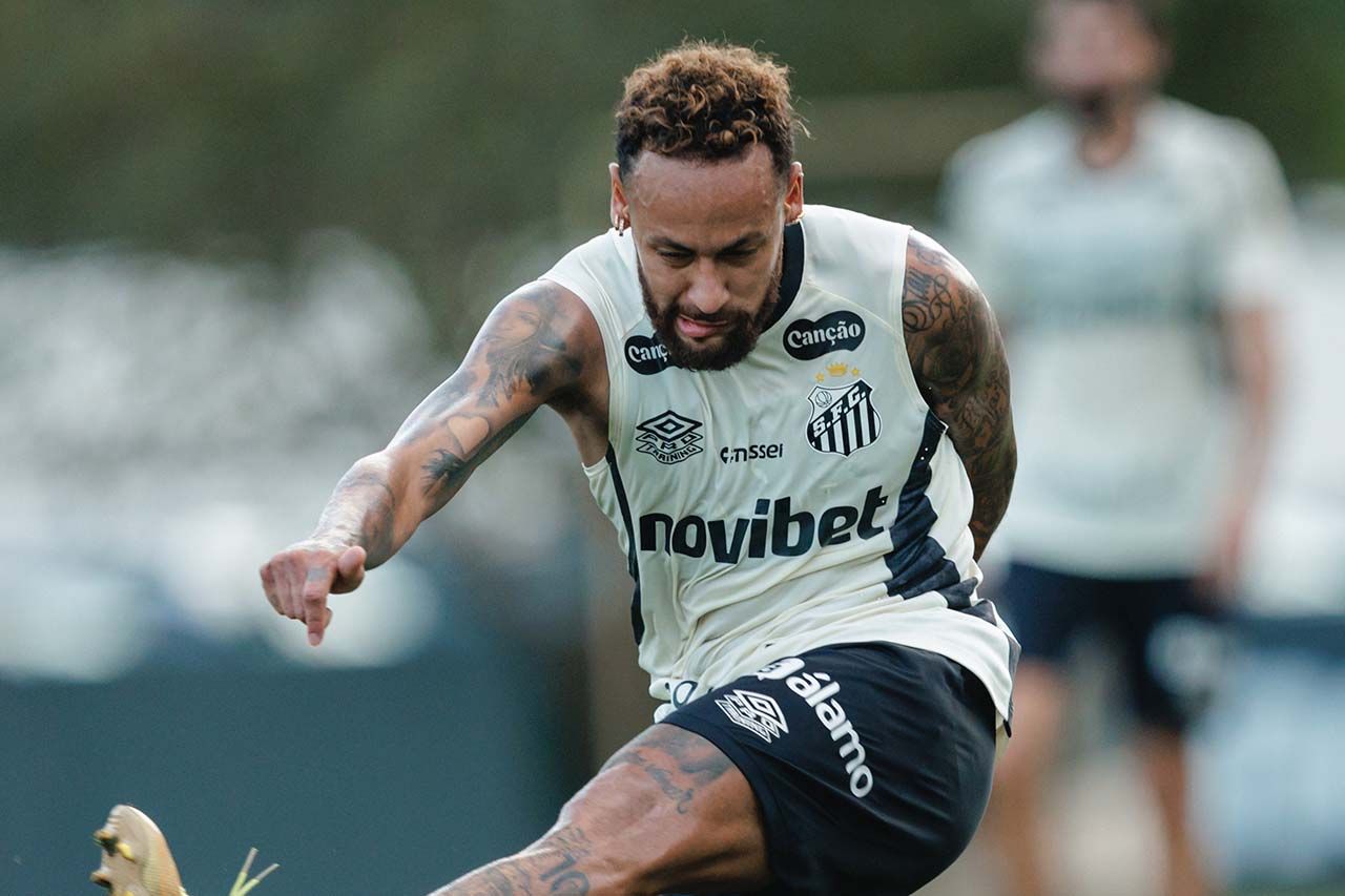 Poupado contra o Macará, Neymar trabalha com bola no Santos Poupado contra o Macará, Neymar trabalha com bola no Santos