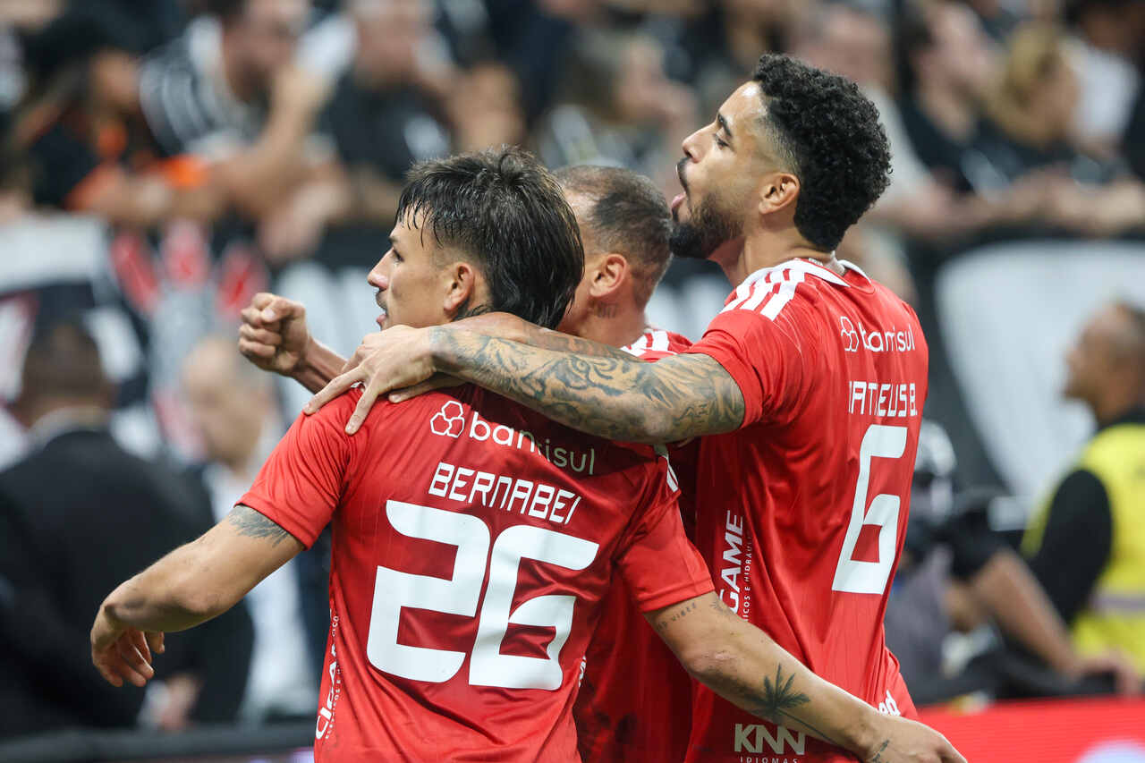 Internacional elimina Corinthians e avança na Copa do Brasil Internacional elimina Corinthians e avança na Copa do Brasil