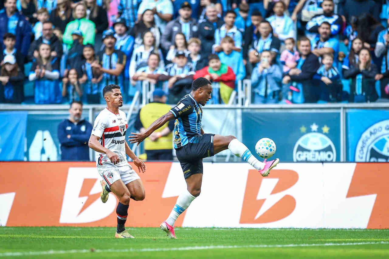 Grêmio vira sobre o São Paulo e sai do Z4 no Brasileirão Grêmio vira sobre o São Paulo e sai do Z4 no Brasileirão