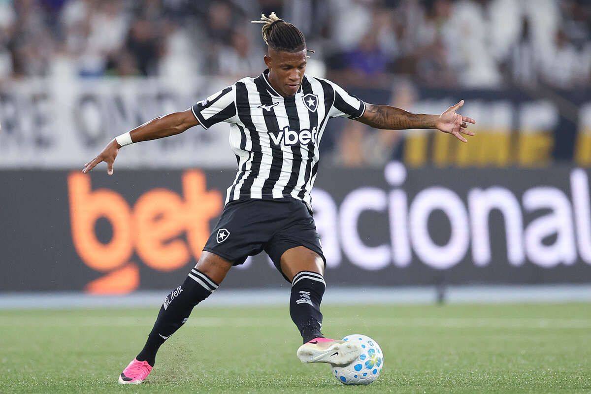 Danilo segue fora de treino do Botafogo antes de duelo Danilo segue fora de treino do Botafogo antes de duelo