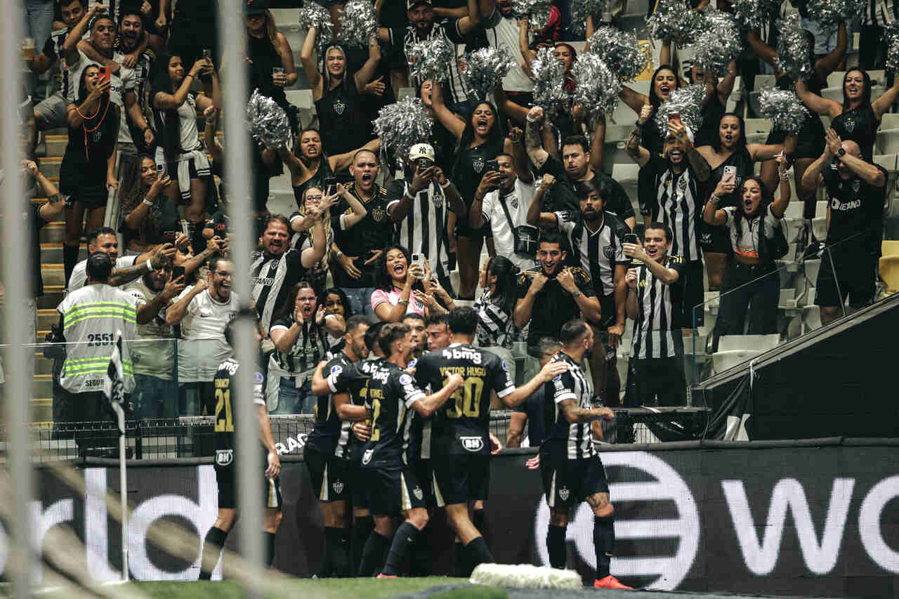 Atlético empata com Bragantino no fim e avança na Sula
