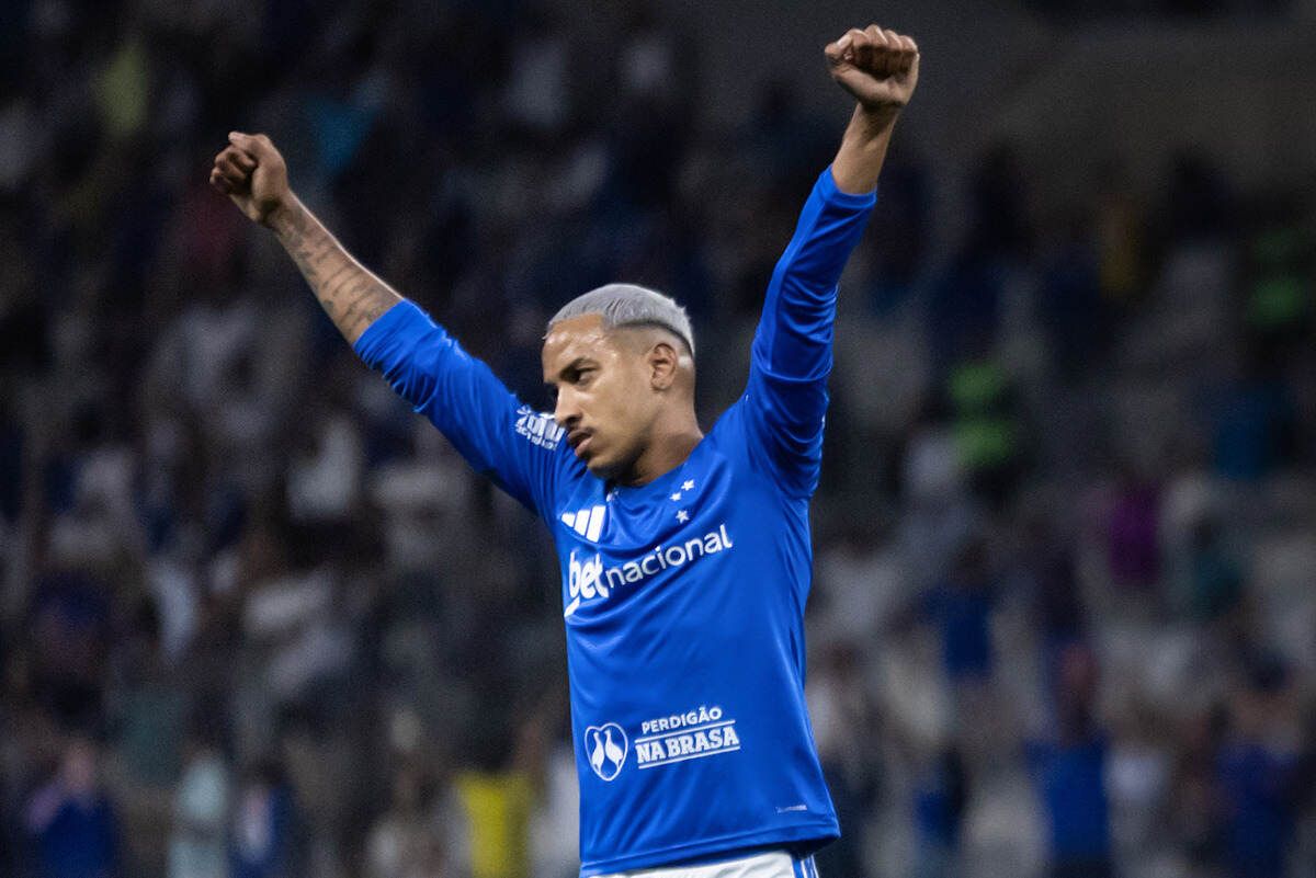 Cruzeiro vira no último lance e vence o Flamengo no Mineirão Cruzeiro vira no último lance e vence o Flamengo no Mineirão