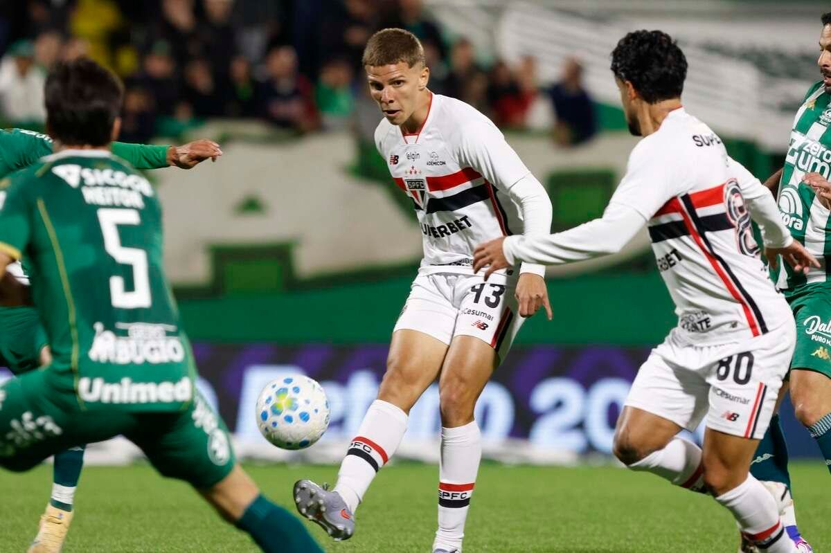 São Paulo perde para a Chape e mantém jejum de vitórias