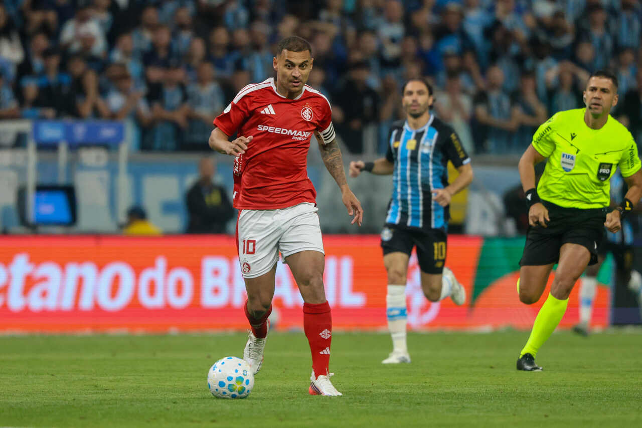 Carlos Vinícius faz dois, e Grêmio elimina o Inter