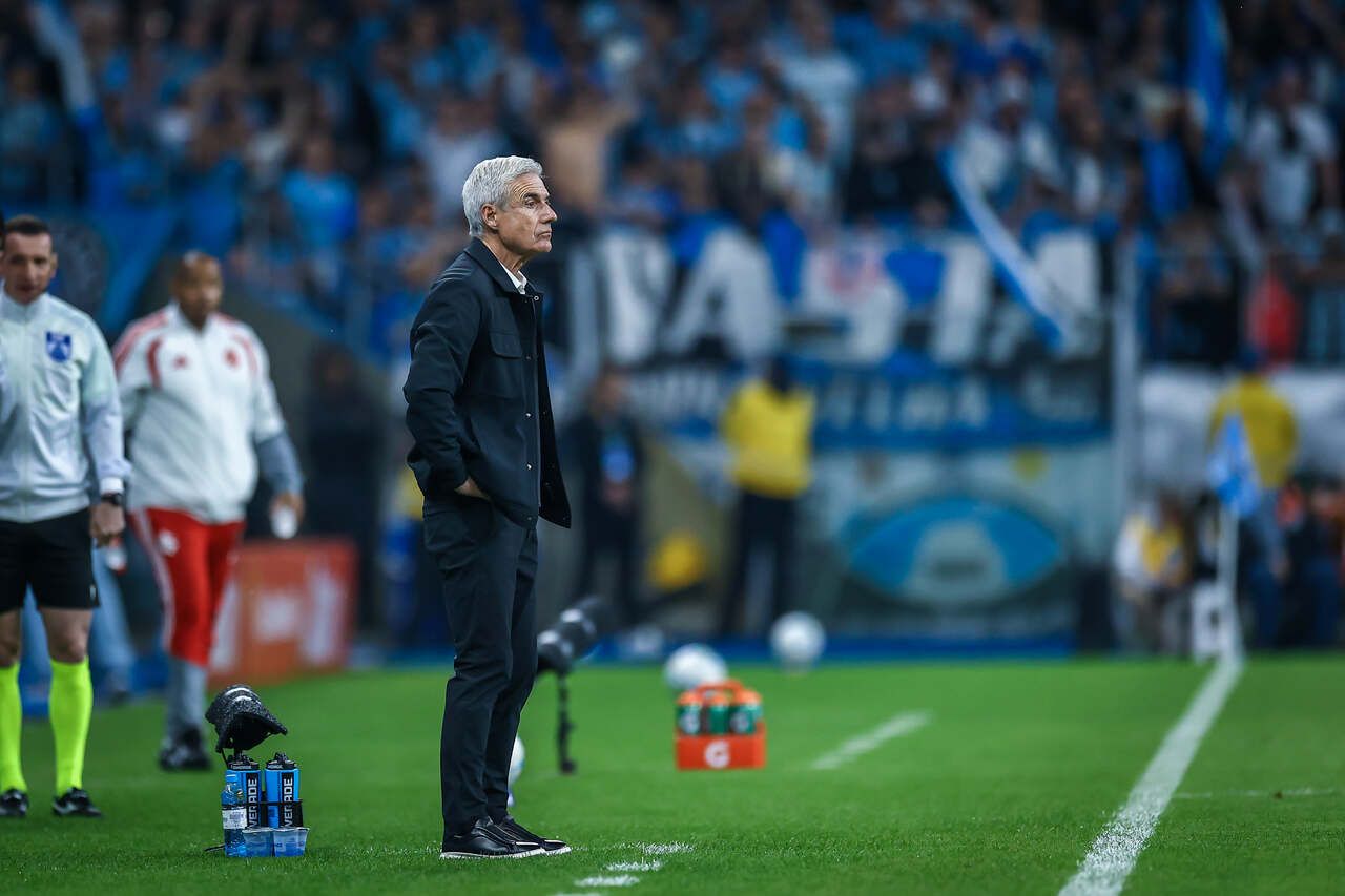 Luís Castro credita torcida do Grêmio pela classificação
