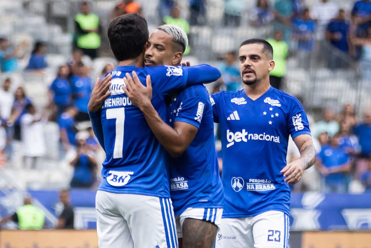Cruzeiro vence Athletico-PR e segue na briga pelo G4