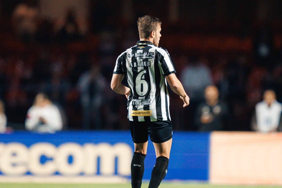 Arthur tem lesão confirmada e desfalca o Santos contra o Fla Arthur tem lesão confirmada e desfalca o Santos contra o Fla