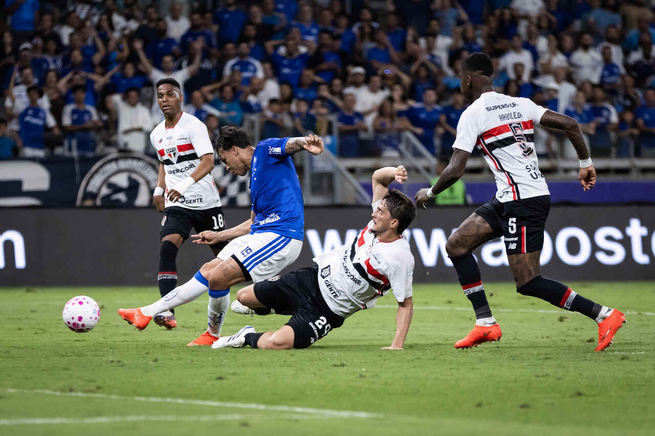 Cruzeiro supera São Paulo com tranquilidade no Mineirão Cruzeiro supera São Paulo com tranquilidade no Mineirão