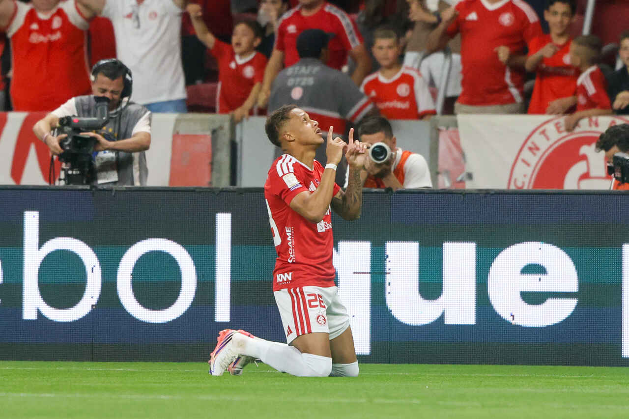 Internacional vence o Corinthians e respira no Brasileirão