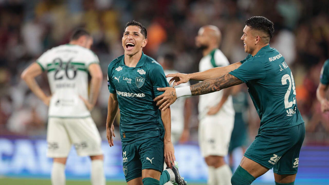 Com 3 gols de Savarino, Fluminense bate Coritiba Com 3 gols de Savarino, Fluminense bate Coritiba