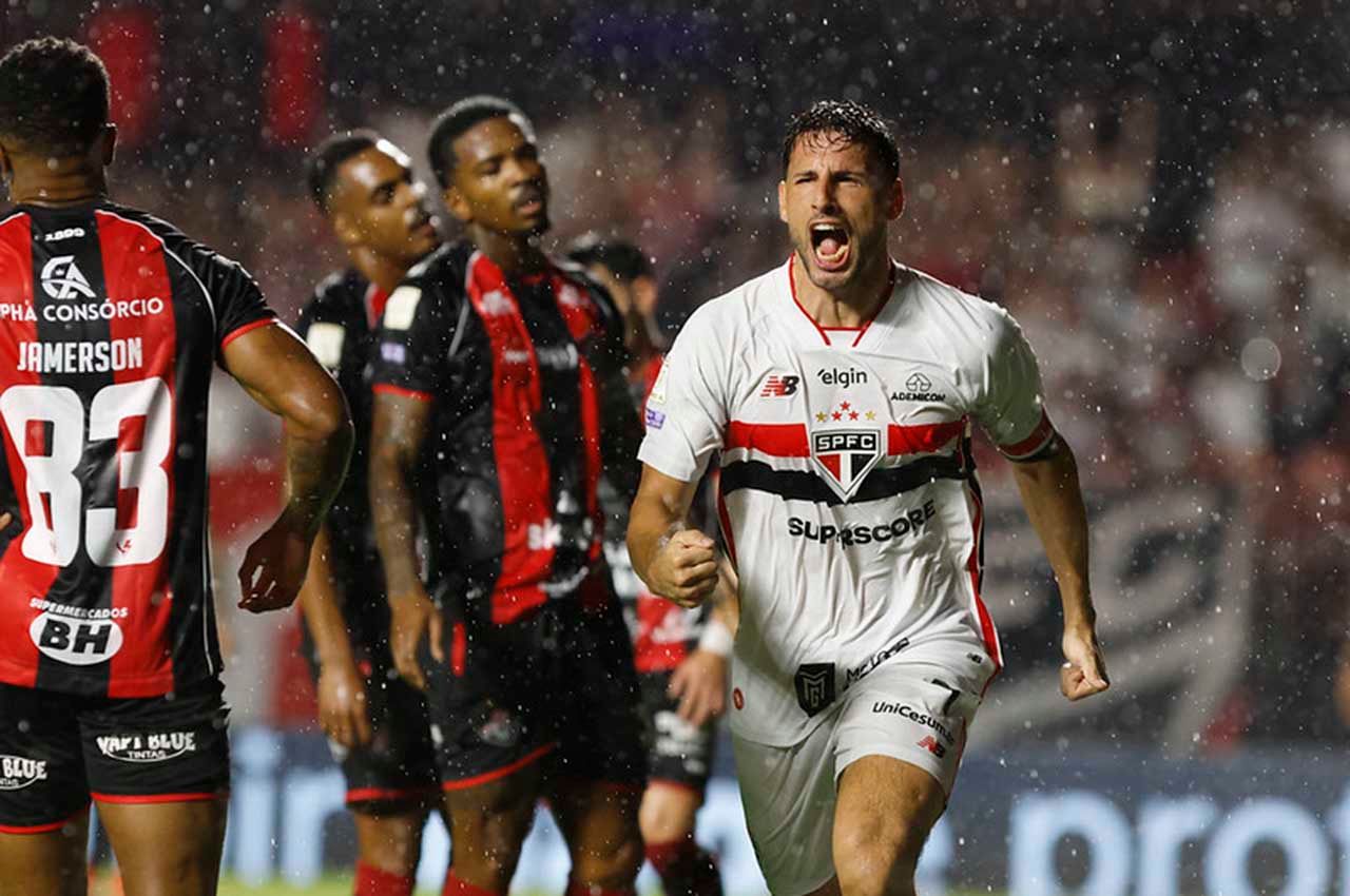 Com gols de Calleri, São Paulo vence Vitória no Morumbis Com gols de Calleri, São Paulo vence Vitória no Morumbis