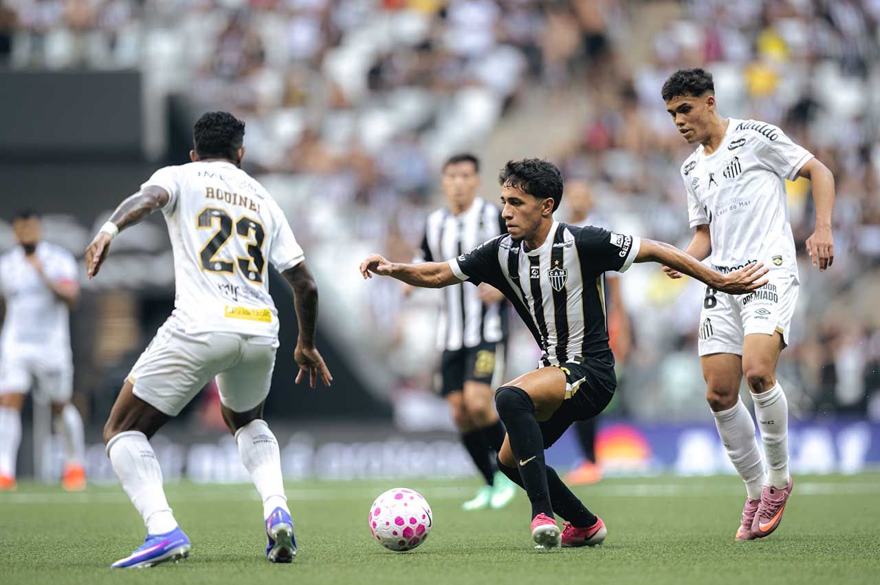 Galo vira no último lance e vence o Santos