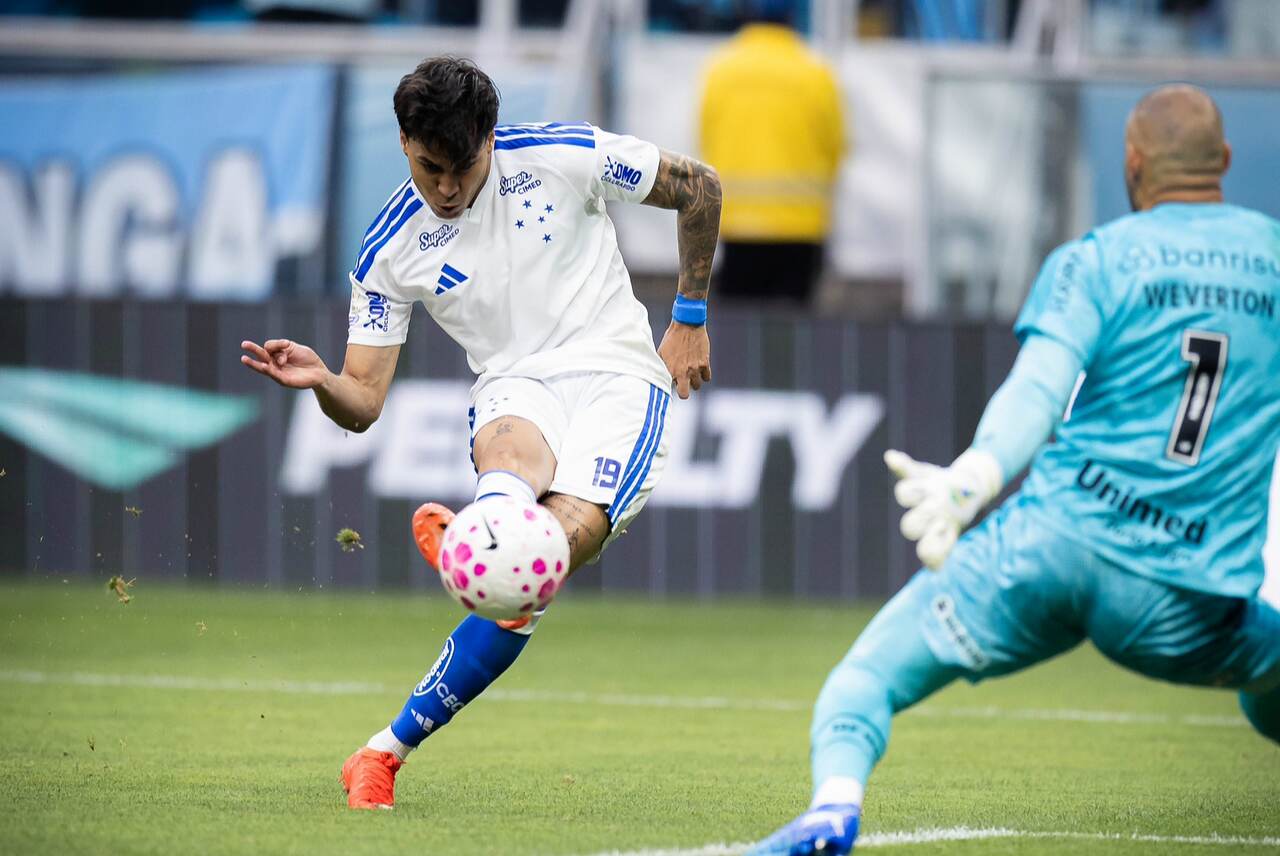 Fora de casa, Cruzeiro vence Grêmio de virada com três de Kaio Jorge Fora de casa, Cruzeiro vence Grêmio de virada com três de Kaio Jorge