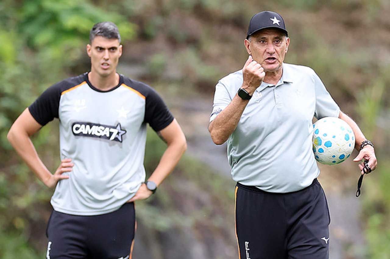 Botafogo realiza treino aberto de olho em recuperação Botafogo realiza treino aberto de olho em recuperação