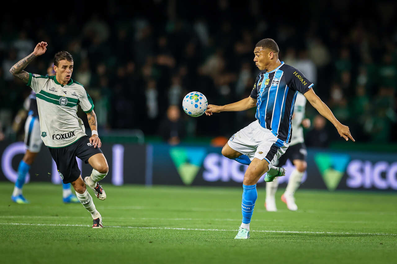  Grêmio bate Coritiba e afunda Corinthians na zona