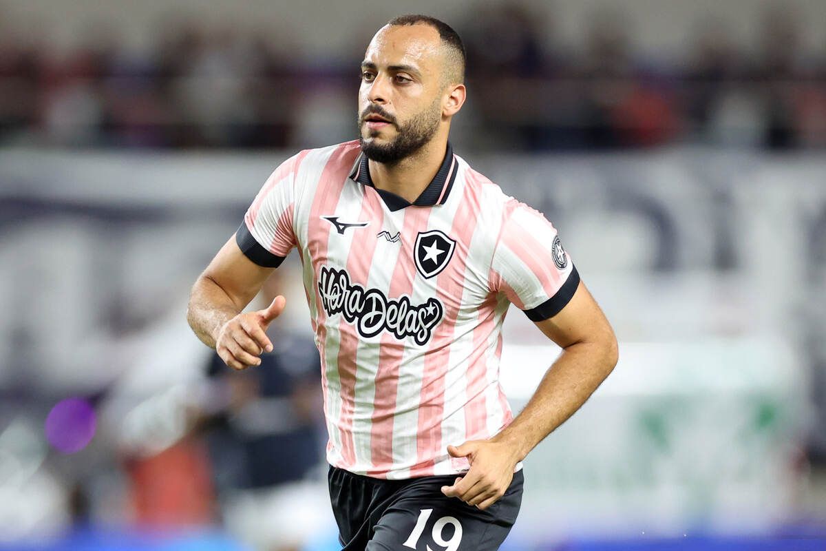 Arthur Cabral amarga 17 jogos sem gols