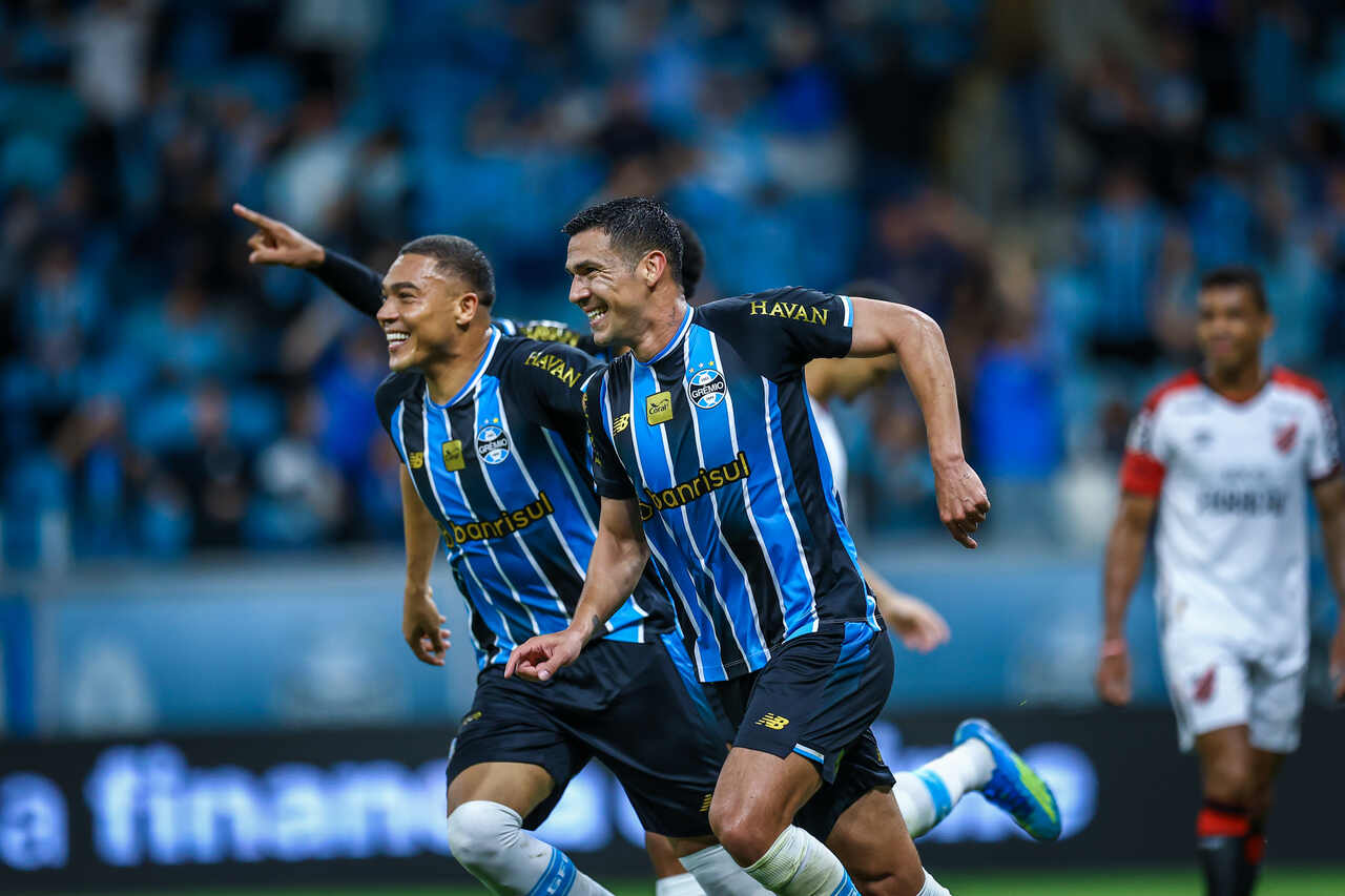 Grêmio vence Athletico e coloca o Inter no Z4 