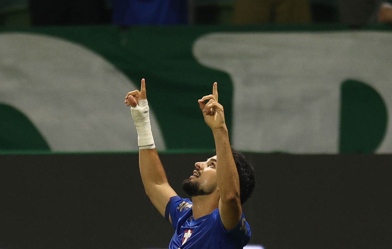 Palmeiras vence o Bahia e cola no Flamengo Palmeiras vence o Bahia e cola no Flamengo