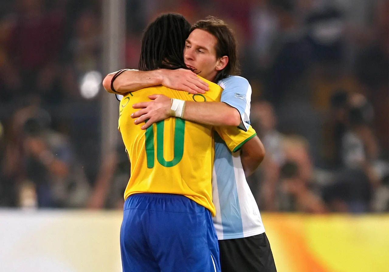 Ronaldinho Gaúcho homenageia Messi em adeus à Argentina