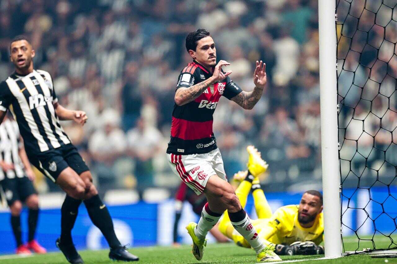 Pedro, do Flamengo, iguala 2025 e caminha para temporada mais artilheira