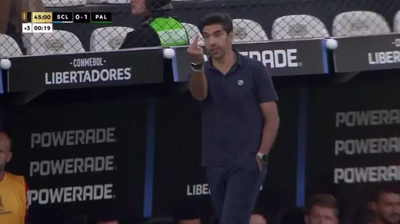 Conmebol multa e adverte Abel Ferreira por mostrar dedo do meio a Flaco