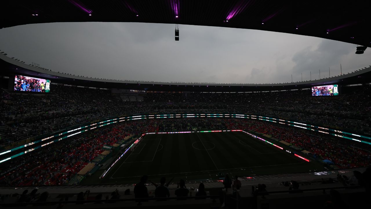 México x Equador tem início adiado após raios