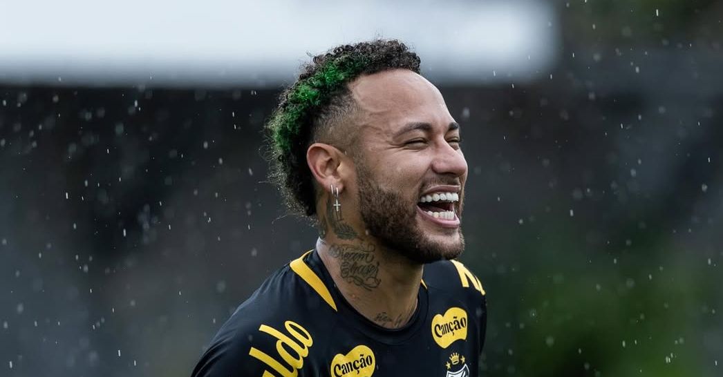 Neymar exibe coleção de luxo milionária com Batmóvel, avião e helicóptero