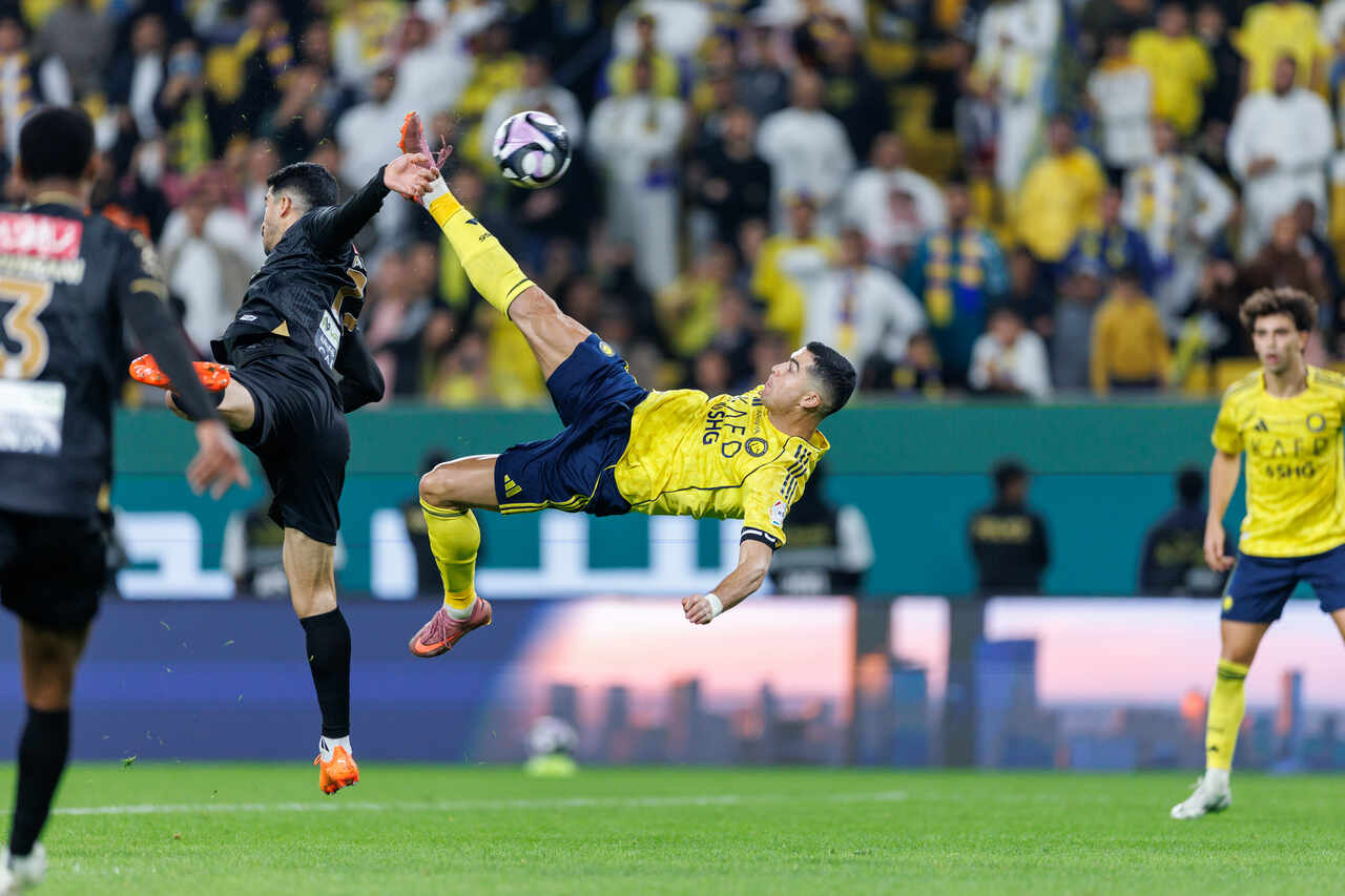 Cristiano Ronaldo faz pintura de bicicleta, e Al-Nassr goleia Al-Khaleej
