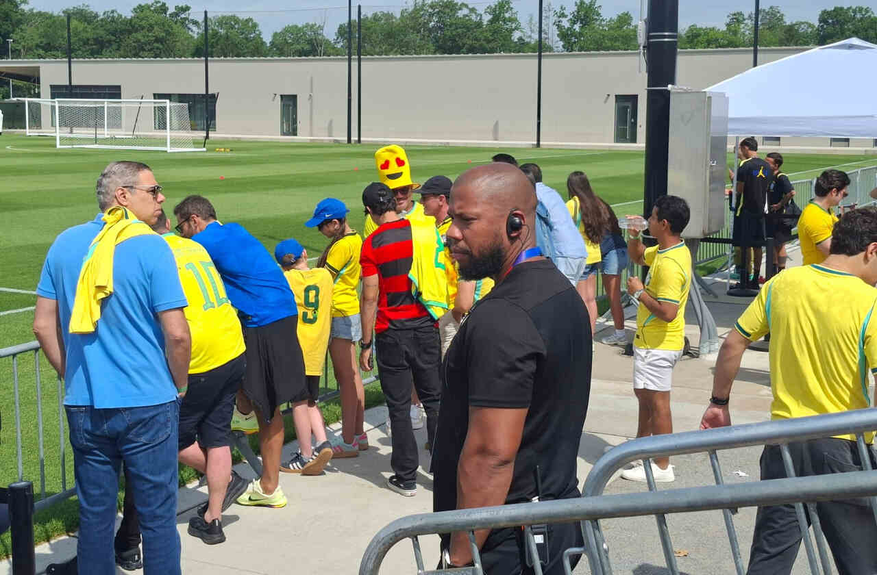 Seleção faz treino em clima leve com trote em Ancelotti e presença ilustre Seleção faz treino em clima leve com trote em Ancelotti e presença ilustre