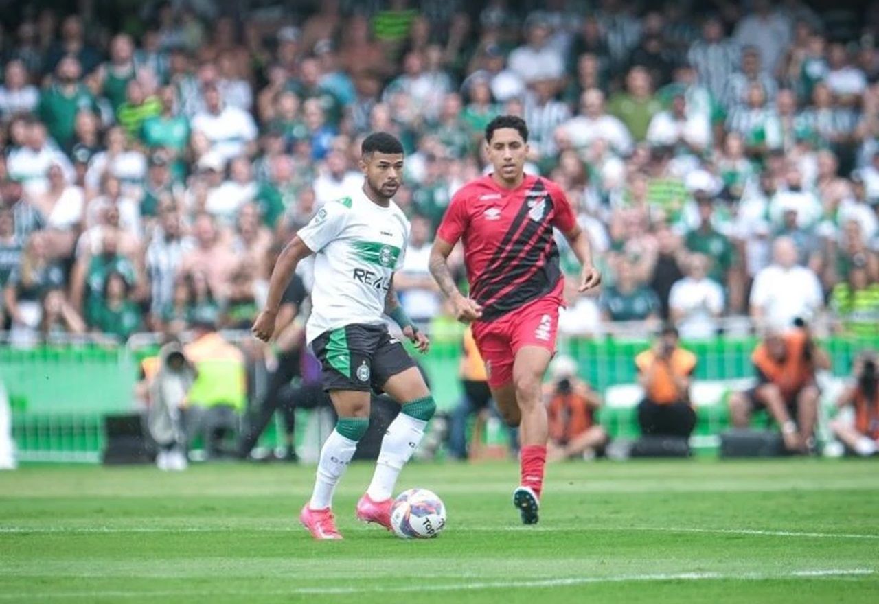 Coritiba e Athletico em ação no Couto Pereira. (Foto: JP Pacheco/CFC)