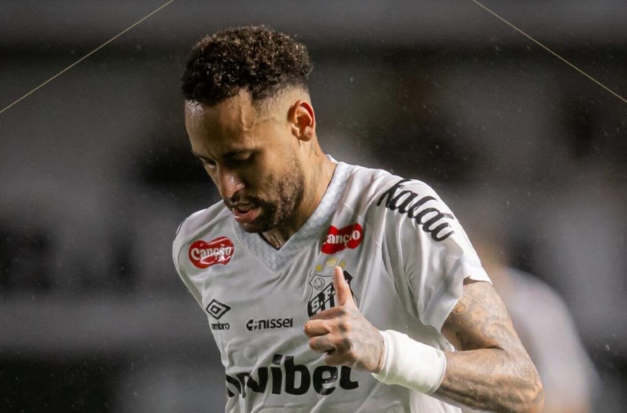 Imagem da noticia Neymar critica gramado da Vila Belmiro após clássico: ''Atrapalha o espetáculo''