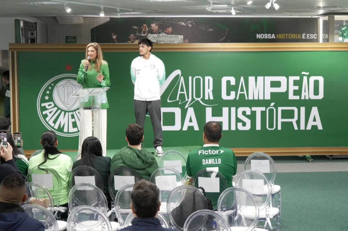 Gustavo Gómez ganha homenagem no Palmeiras por recorde de títulos
