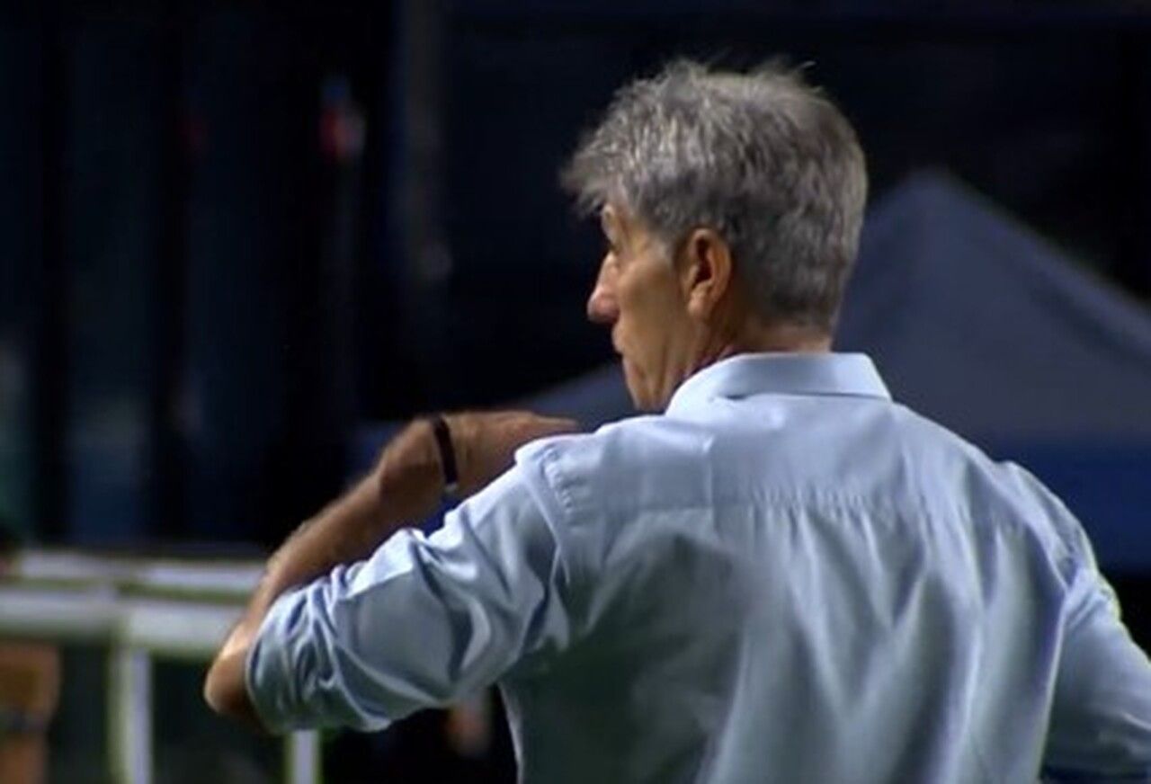 STJD multa Vasco por arremesso de copos em Renato Gaúcho STJD multa Vasco por arremesso de copos em Renato Gaúcho