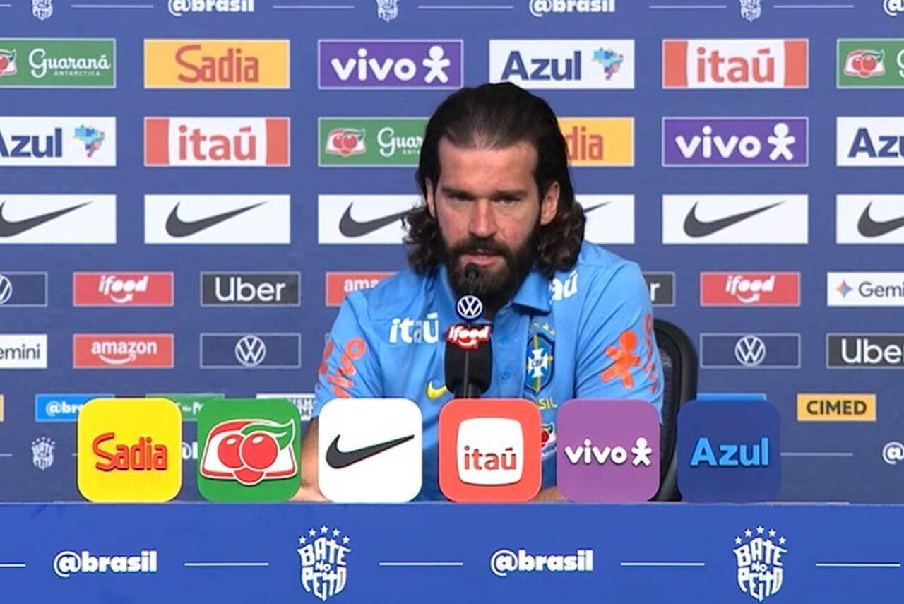 Na 3ª Copa da carreira, Alisson celebra marca histórica