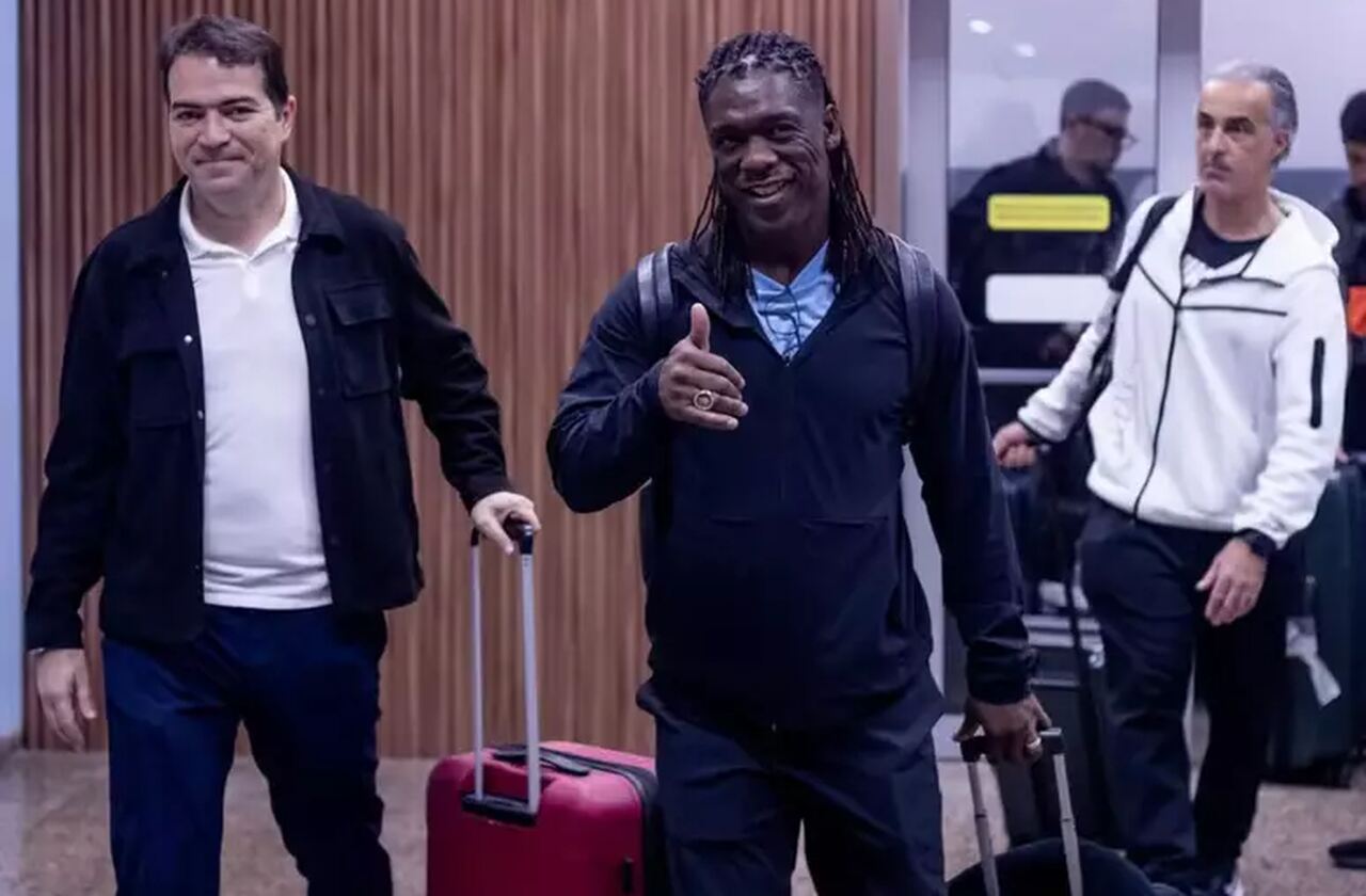 Seedorf evita imprensa em desembarque para assumir o Corinthians Seedorf evita imprensa em desembarque para assumir o Corinthians