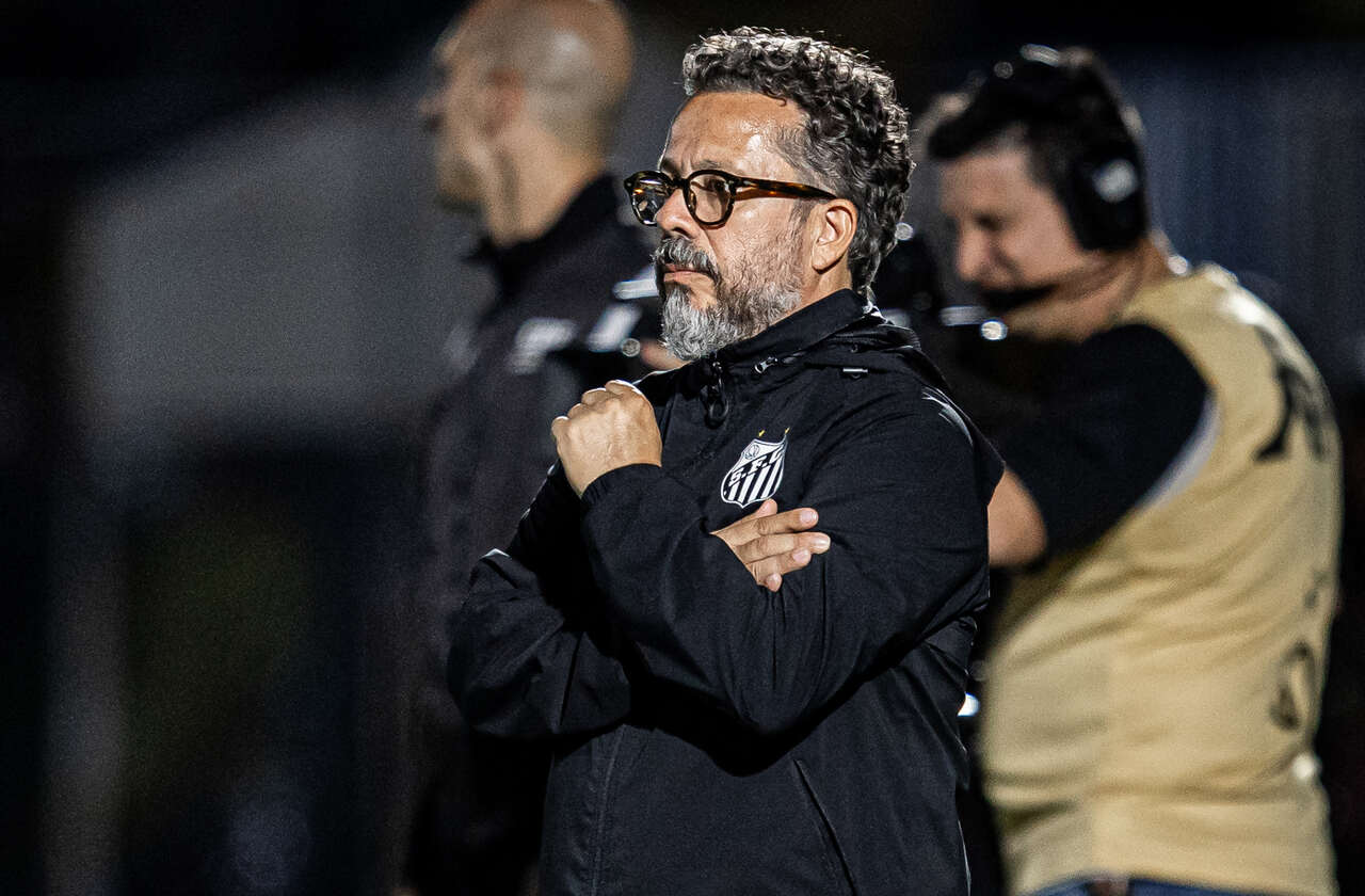 Cleber Xavier vê pressão aumentar no Santos e ganha sombra de Vojvoda