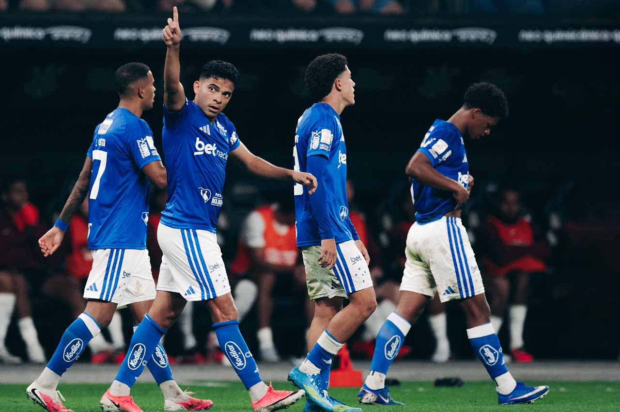 Cruzeiro bate o Corinthians em Itaquera e cola no G4 Cruzeiro bate o Corinthians em Itaquera e cola no G4