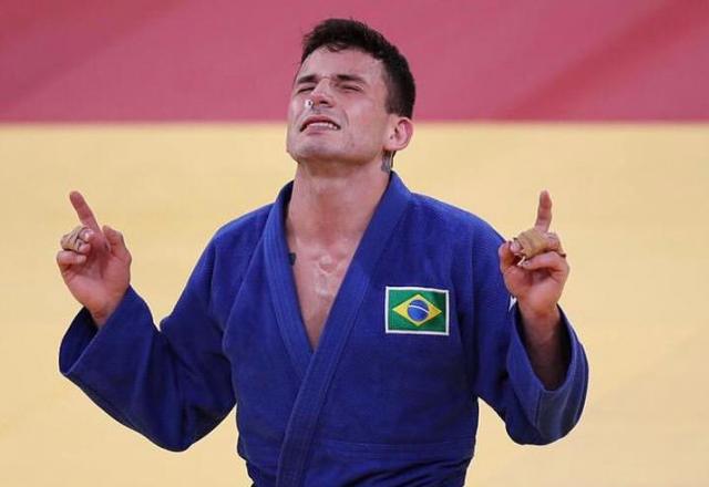 Daniel Cargnin comemorando o bronze