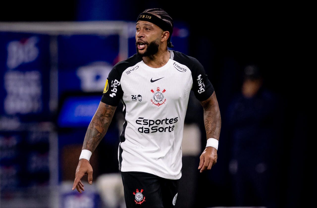 Com data para voltar, Depay segue com futuro indefinido Com data para voltar, Depay segue com futuro indefinido