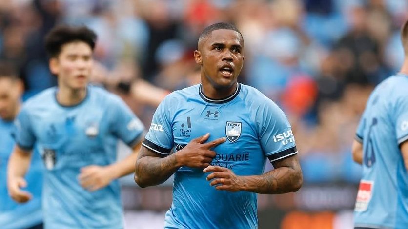 Douglas Costa tem prisão decretada por não pagar pensão alimentícia