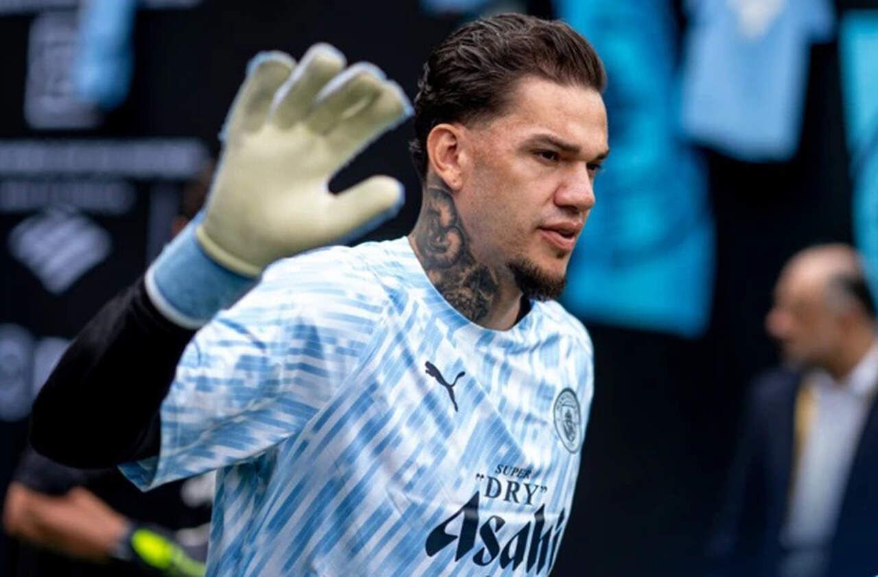 Manchester City encaminha venda do goleiro Ederson para clube turco