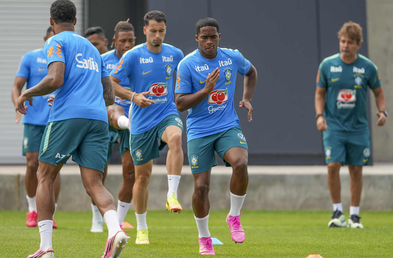 Treino da seleção tem descontração e ausência de Neymar Treino da seleção tem descontração e ausência de Neymar
