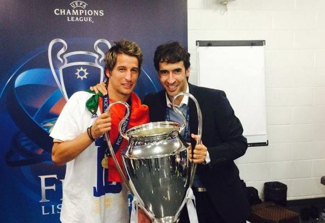 Fábio Coentrão segurando a taça da Liga dos Campeões