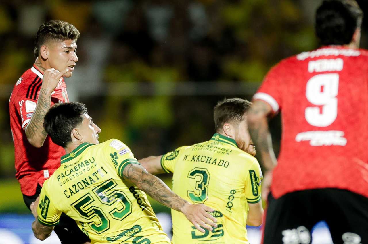 Flamengo goleia o Mirassol e cola no Palmeiras