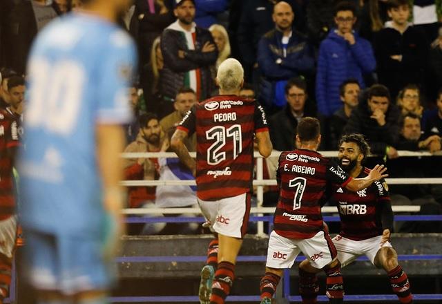 Flamengo bate Vélez na Argentina e fica perto da final da Libertadores