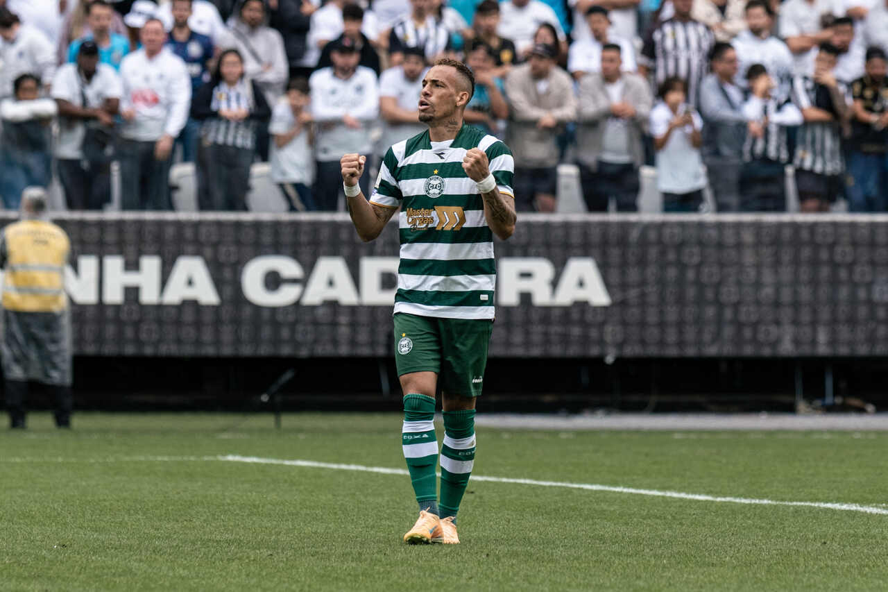 Breno Lopes brilha em vitória do Coritiba sobre o Santos e comenta provocação