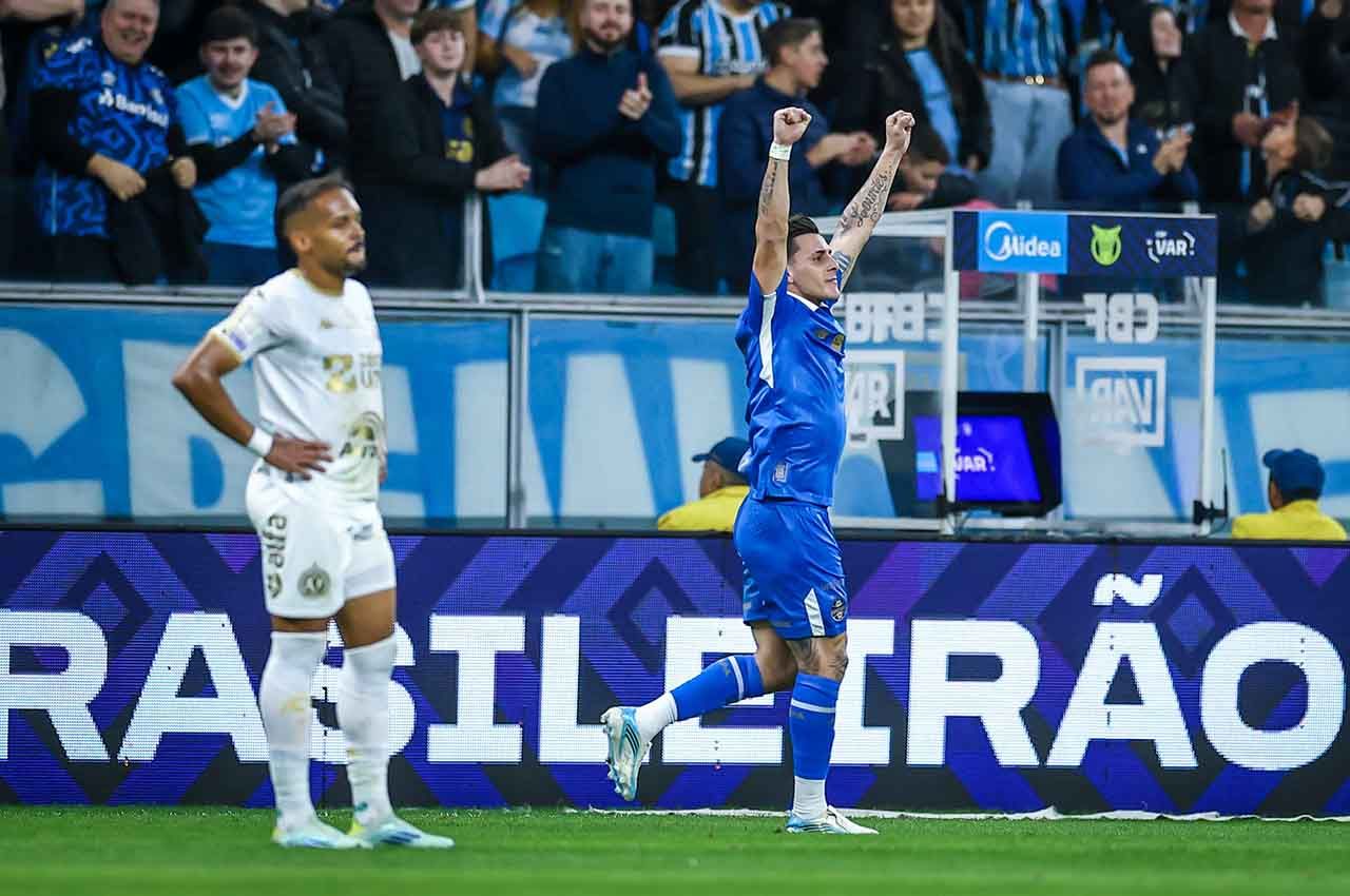 Grêmio vence lanterna Chapecoense se afasta do rebaixamento Grêmio vence lanterna Chapecoense se afasta do rebaixamento