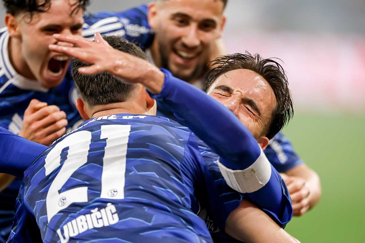 Schalke vence e está de volta à elite da Alemanha
